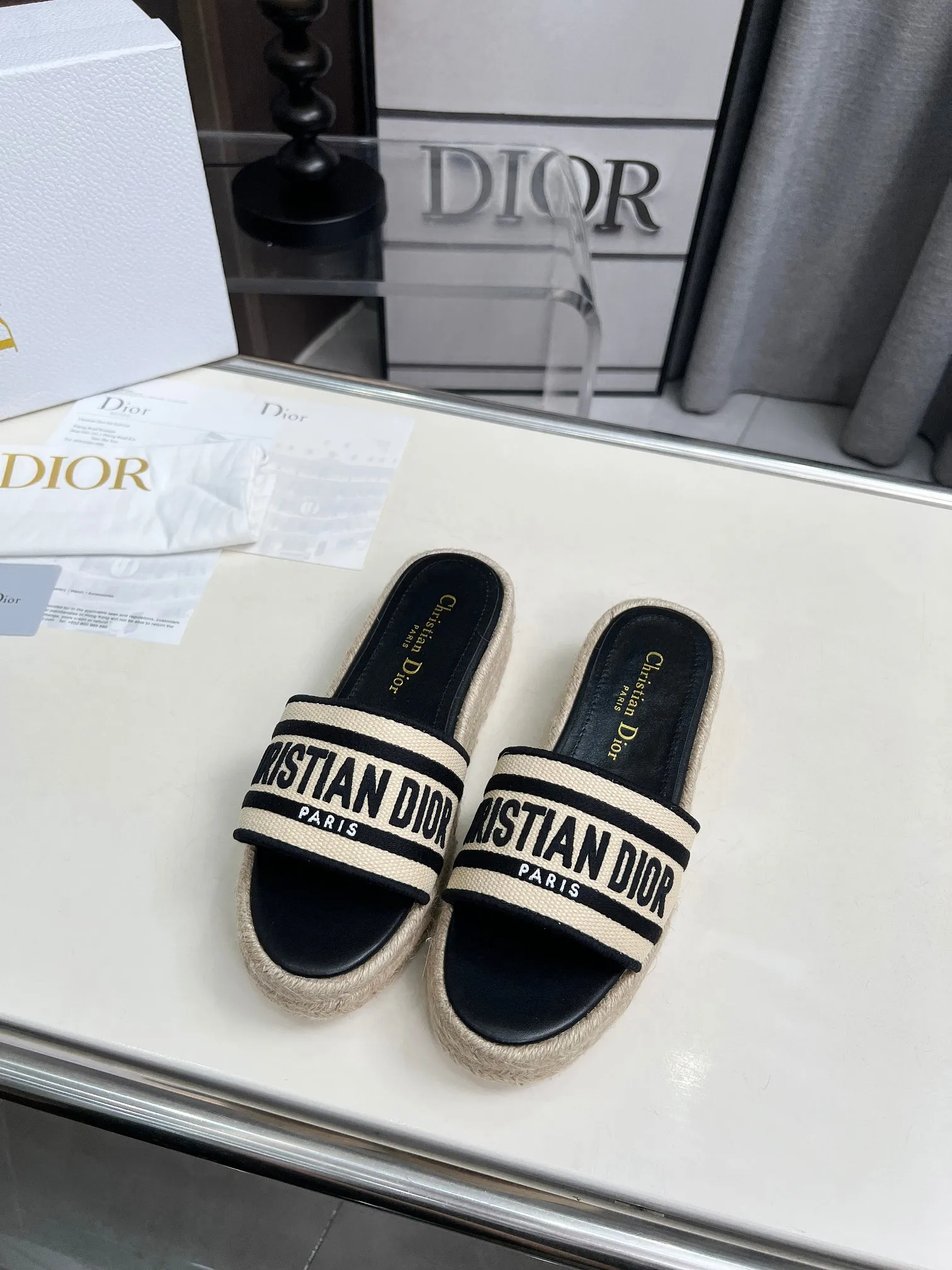 👟👟Ex-factory price 420👟👟 Dior's new spring and summer IVIETA DWAY jelly-colored flat-soled one-slip women's shoes with CD letter logo three-dimensional embroidery thick-soled round-toe open-toe slippers. The original version is developed to be the top version on the market. It feels soft and delicate on the feet and is extremely comfortable. Material: Upper imported raffia electric embroidery high-temperature water-soluble cotton technical fabric + water-dyed cowhide foot pad lining + original consistent combination outsole Outsole: original outsole Size: 35-42 (40.41.42 custom-made, non-refundable and non-exchangeable)
